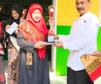 Kepala MAN 3 Tanah Datar Serahkan Penghargaan Kepada Pembina dan Peserta OMI