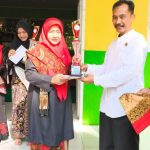 Kepala MAN 3 Tanah Datar Serahkan Penghargaan Kepada Pembina dan Peserta OMI